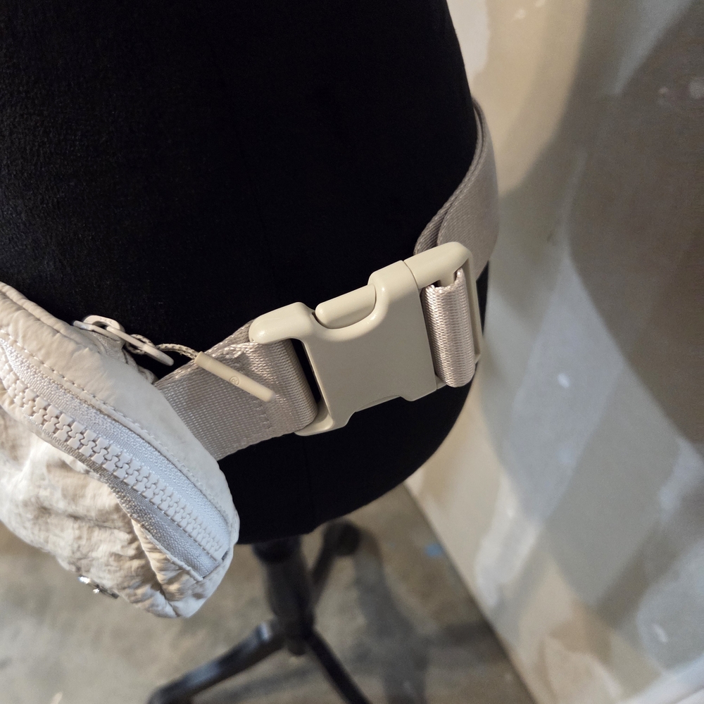 Lululemon Athletica Fanny Pack Cloth  Off-White Belt Bag Lightweight Vacation - Picture 2 of 9